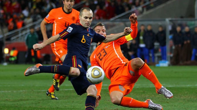 Dutch and Spanish player playing football